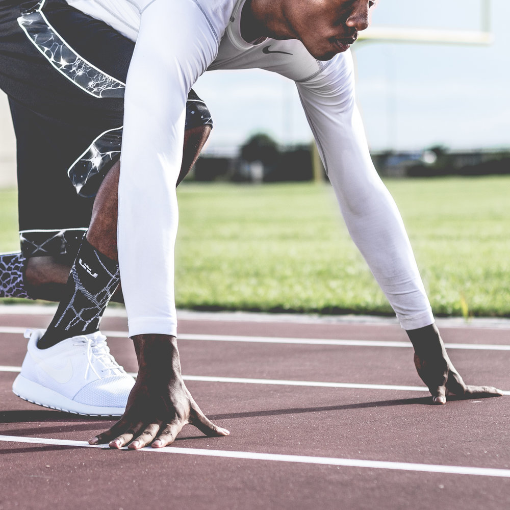 наушники для занятия спортом. бег слушать. женщина на пробежке. бег. девушка на пробежке.